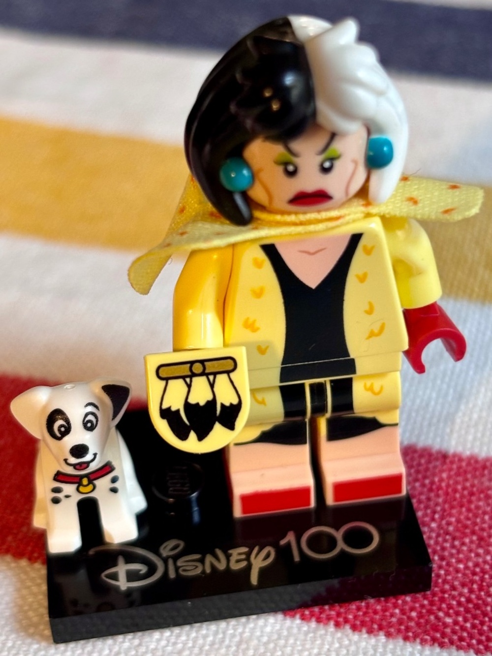 LEGO DISNEY 100 "Cruella de Vil" dis104 with stand, pamphlet & accessories.